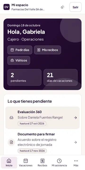 Mi espacio en el celular de una colaboradora ficticia, cajera: botones para pedir días, ver recibos y viáticos, sus pendientes y su saldo de vacaciones; abajo, una evaluación 360 por responder y el acuerdo del registro electrónico de jornada por firmar.